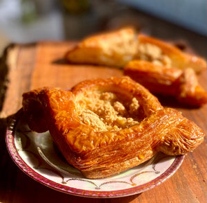 Apple Crumble & Custard Danish